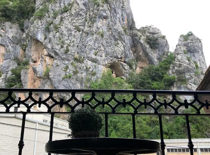 אורחן La Cuadrona